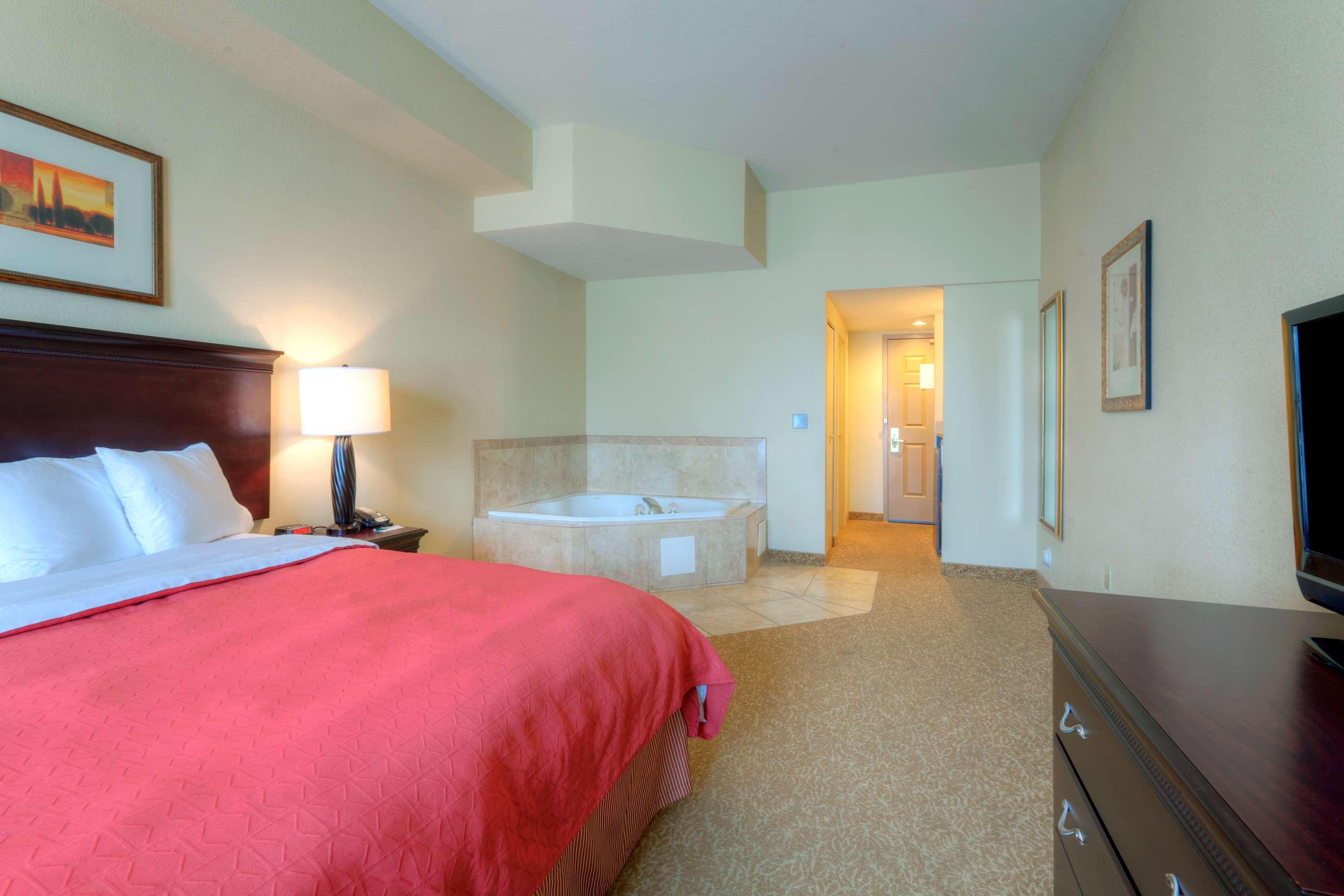 Hotel Country & By Radisson, Petersburg, Va