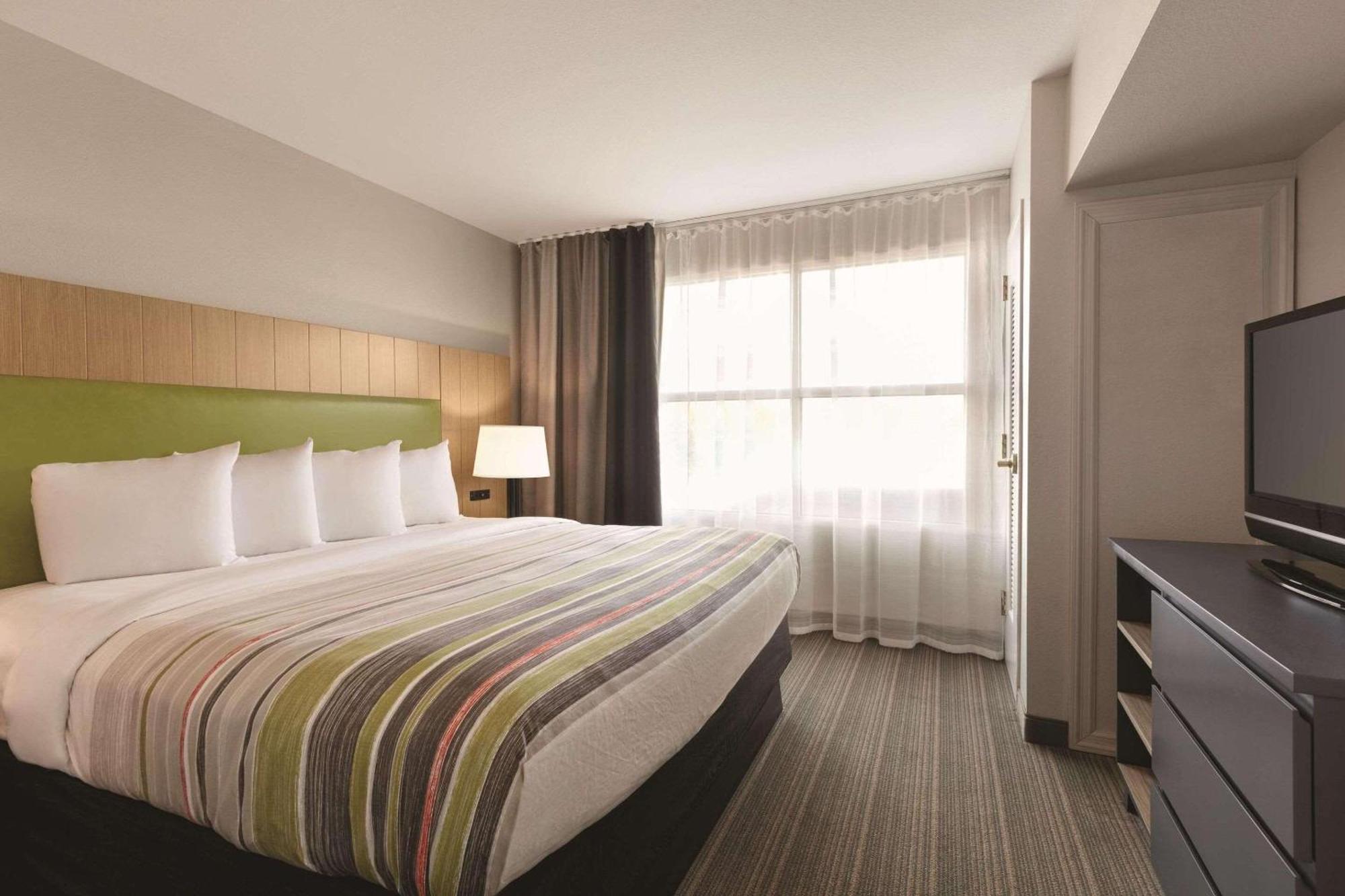 Hotel Country & By Radisson, Petersburg, Va
