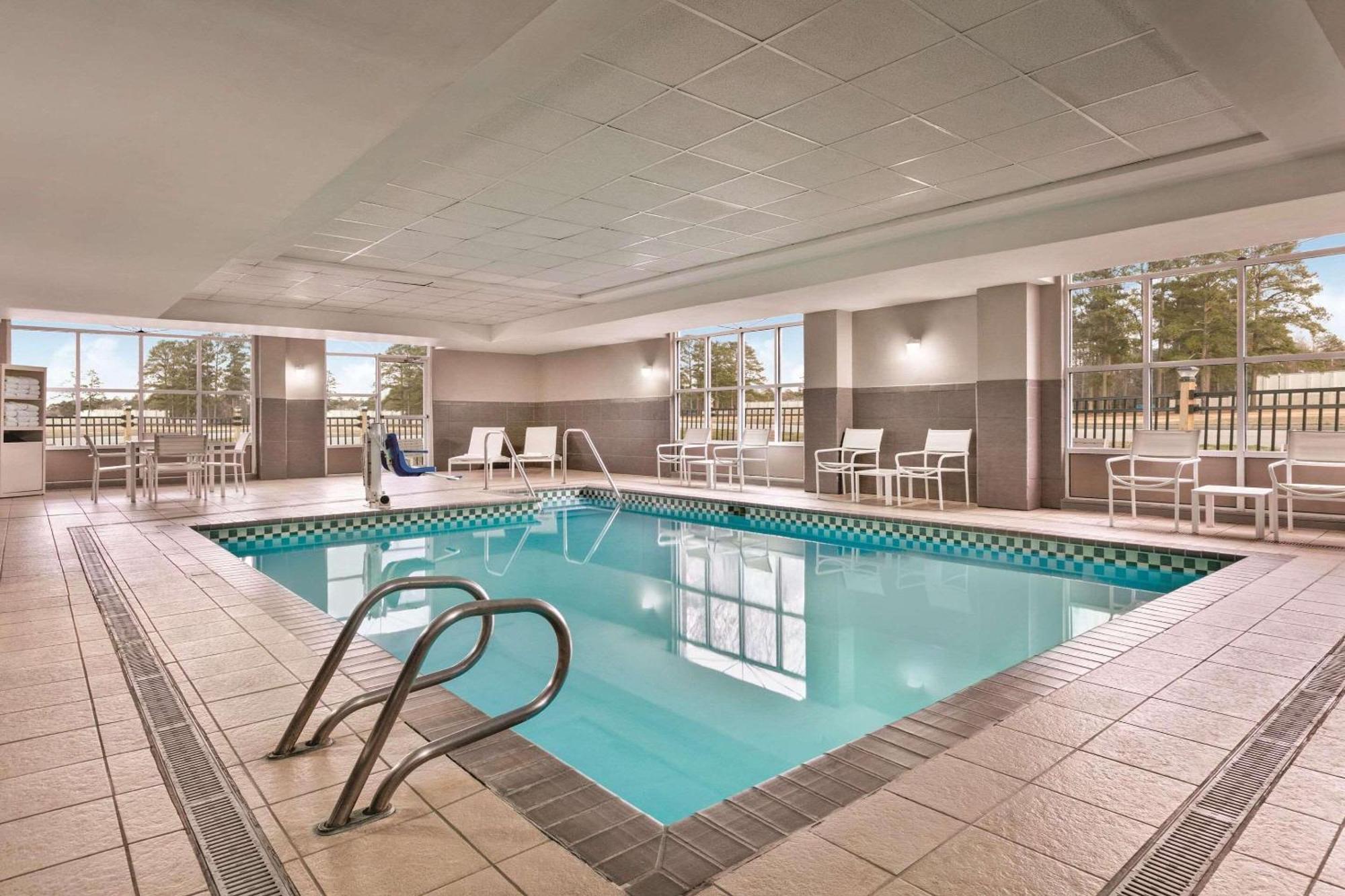 Country & By Radisson, Petersburg, Va