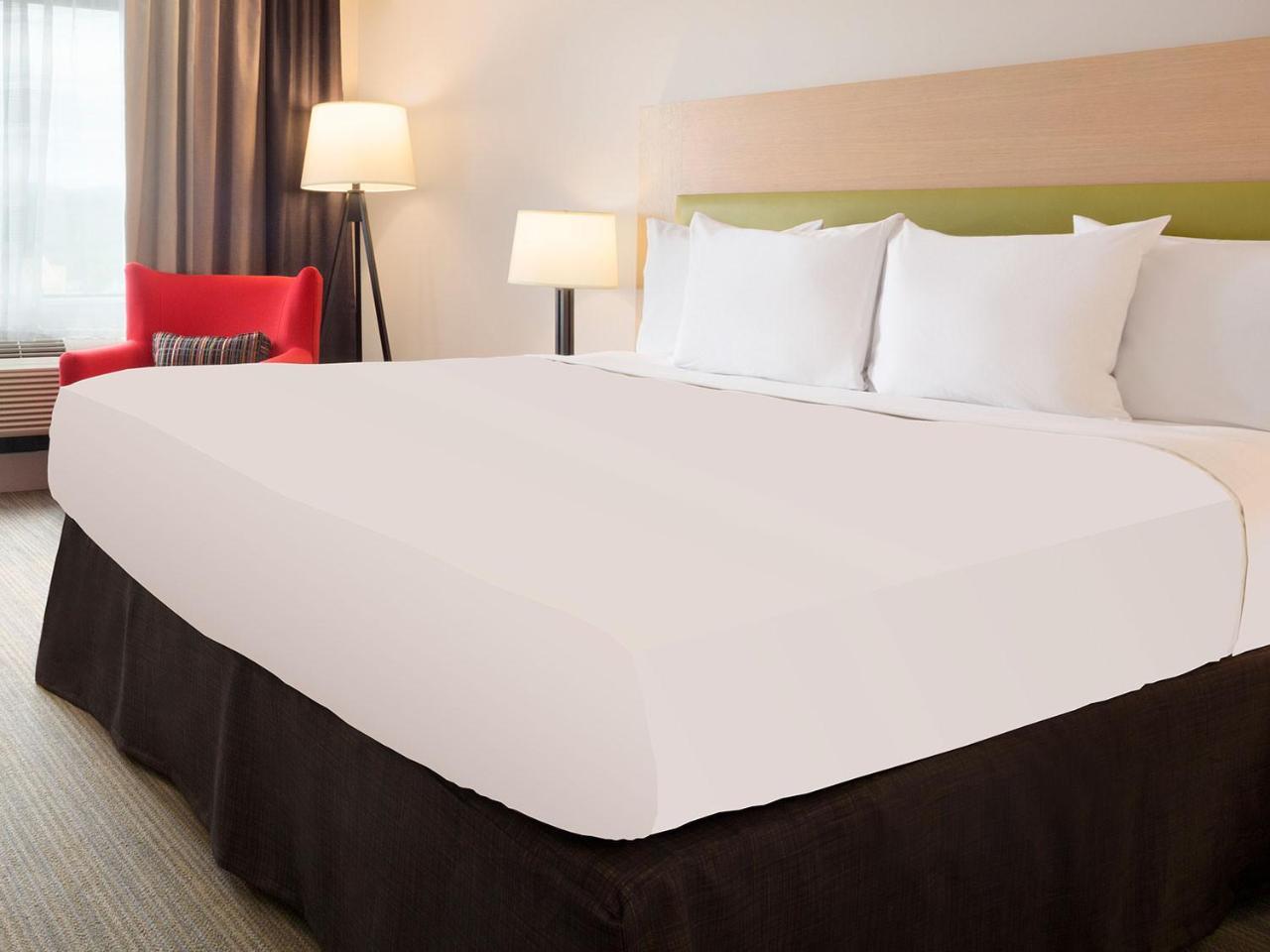 Hotel Country & By Radisson, Petersburg, Va